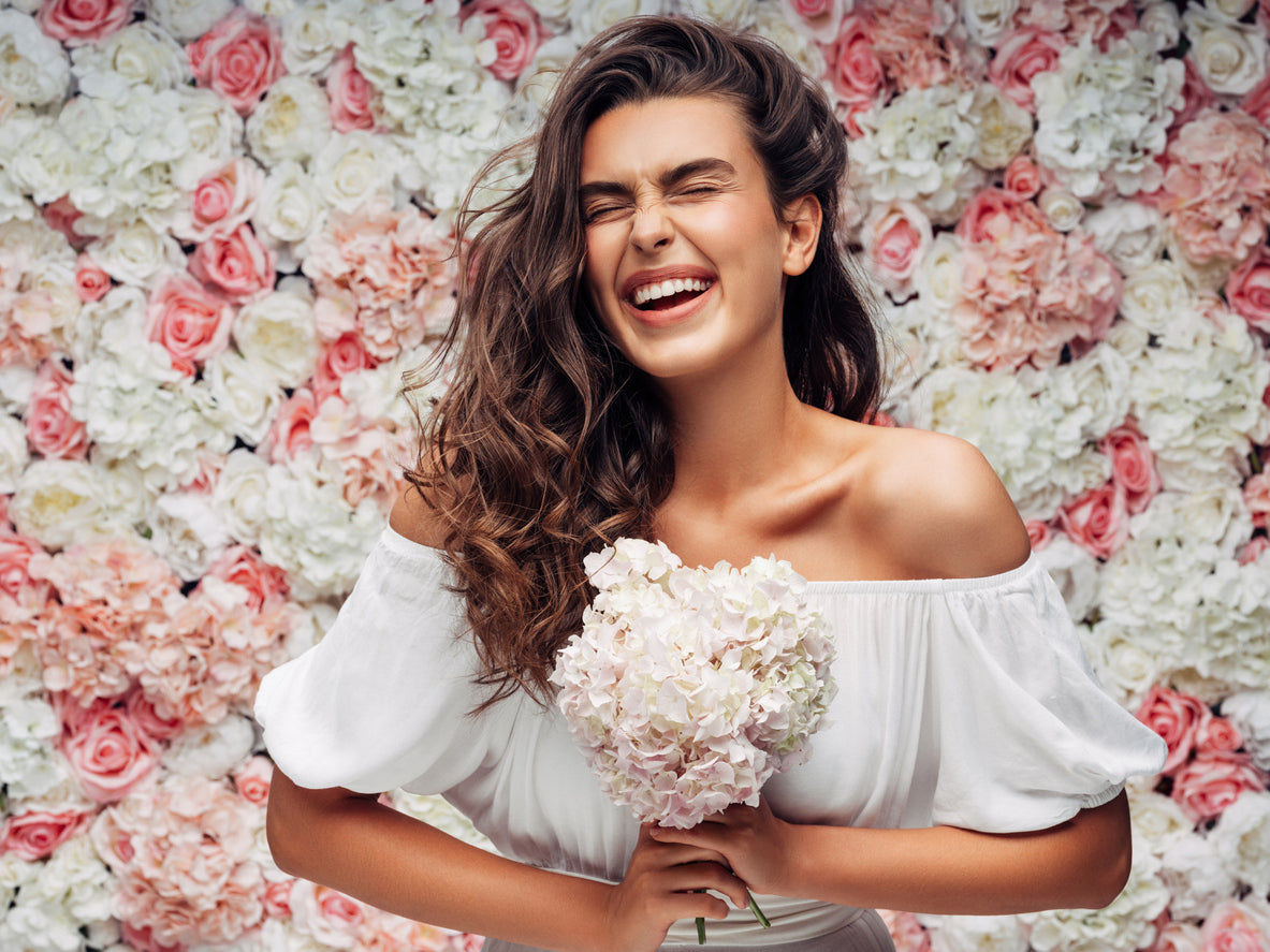 Frau mit Blumenkranz Klebe BH und Fashion Tape LU NANI